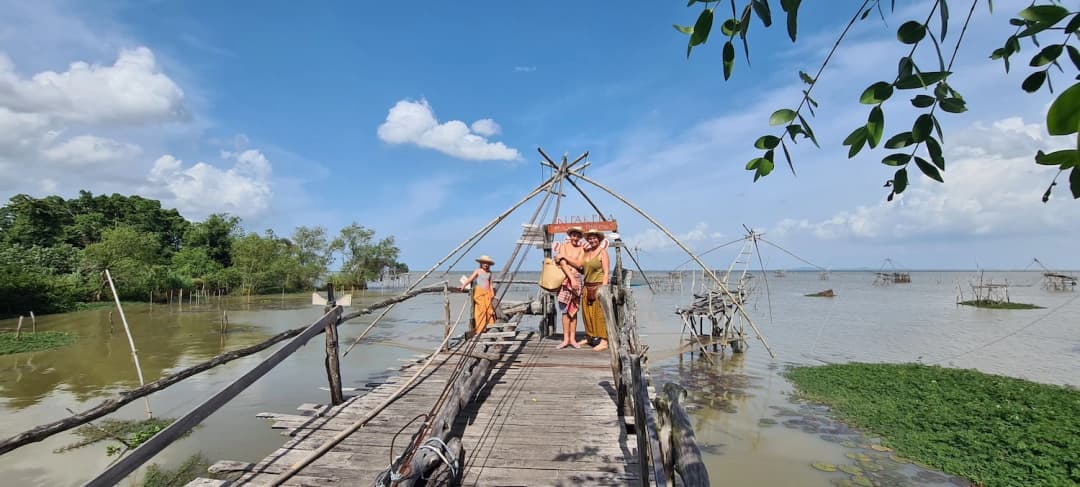 Famille en voyage en Thaïlande entre nature, temples et plages